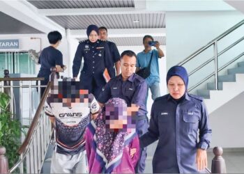 SUSPEK dibawa ke Mahkamah Majistret Alor Gajah, Melaka bagi permohonan reman. – UTUSAN/ARIF AIMAN ASROL