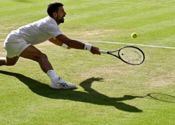 NOVAK Djokovic melakukan pukulan pukulan depan kepada pemain Itali, Flavio Cobolli semasa perlawanan suku akhir perseorangan lelaki pada Kejohanan Wimbledon 2025 di Kelab Tenis dan Croquet All England Lawn, Rabu lalu. - AFP