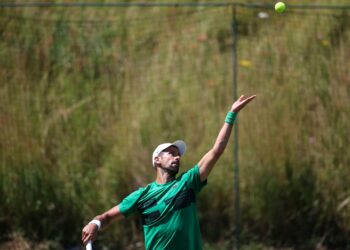 NOVAK Djokovic melakukan servis bola ketika dia berlatih semasa Kejohanan Wimbledon 2025 di The All England Lawn Tennis and Croquet Club di Wimbledon, London pada Ahad lalu. - AFP