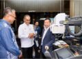 DR. DZULKEFLY Ahmad melihat pameran kelengkapan x-tray selepas merasmikan Persidangan Saintifik Tahunan & Mesyuarat Agung Tahunan Ke-55 Persatuan Juru X-Ray Malaysia di Kuala Lumpur, semalam. - GAMBAR/FACEBOOK DR ZULKEFLY AHMAD