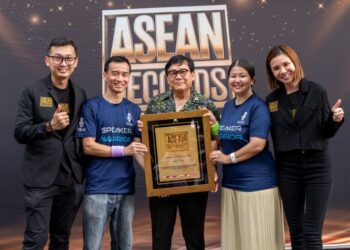 Datuk Rosly @ Rahmat Ahmat Lana (Tengah, bersama Johan Ooi (Dua dari kiri) dan Cherry Ho (Dua dari kanan) ketika penganugerahan ASEAN Book of Records.