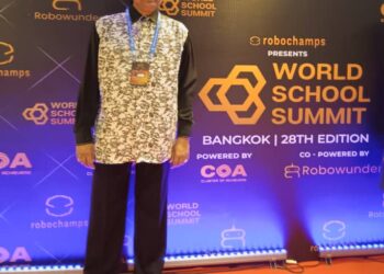 Pengasas DHS Hospitality Academy Dr. S. Sri Kumar terima anugerah ‘Life Long Advocate Award’ di 28th World School Summit, Bangkok.