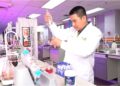 KETUA Makmal EMZI Nano-Core, Ts. Ir. Mohamed Syazwan sedang menjalankan ujian makmal terhadap formulasi produk EMZI Care di makmal penyelidikan industri hasil kerjasama EMZI dan UiTM Cawangan Pulau Pinang.