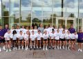 Putera William, Putera Wales (tengah), Penaung Persatuan Bola Sepak bergambar beramai-ramai bersama pemain dan kakitangan semasa lawatan ke Lionesses, pasukan bola sepak wanita England di St George's Park, Burton pada Ahad lalu. - AFP