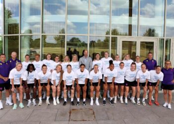 Putera William, Putera Wales (tengah), Penaung Persatuan Bola Sepak bergambar beramai-ramai bersama pemain dan kakitangan semasa lawatan ke Lionesses, pasukan bola sepak wanita England di St George's Park, Burton pada Ahad lalu. - AFP
