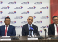 AZMAN Yusof (tengah) semasa sidang media selepas penyenaraian syarikat itu di Pasaran Ace Bursa Malaysia Securities Berhad di sini hari ini. - UTUSAN/SABRINA ZULKIFLI