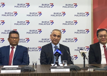 AZMAN Yusof (tengah) semasa sidang media selepas penyenaraian syarikat itu di Pasaran Ace Bursa Malaysia Securities Berhad di sini hari ini. - UTUSAN/SABRINA ZULKIFLI