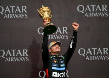 Pelumba pasukan Formual Satu (F1) McLaren, Lando Norris menjulang trofi Grand Prix Britain selepas muncul juara di litar Silverstone, semalam. - AFP
