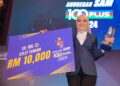 NUR Farah Ain Abdullah bergambar bersama trofi Atlet Terbaik Anugerah Persatuan Penulis-penulis Sukan Malaysia (SAM) di sebuah hotel di sini, hari ini. - UTUSAN/SADDAM YUSOFF