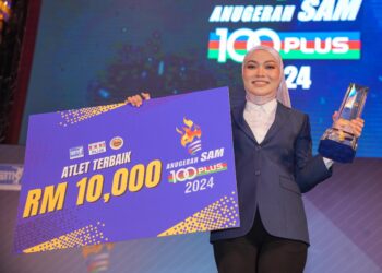 NUR Farah Ain Abdullah bergambar bersama trofi Atlet Terbaik Anugerah Persatuan Penulis-penulis Sukan Malaysia (SAM) di sebuah hotel di sini, hari ini. - UTUSAN/SADDAM YUSOFF