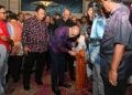 ABD. Gapar Lambak (tiga dari kiri) mengiringi Wan Rosdy Wan Ismail (tunduk, tengah) pada Majlis Makan Malam Sempena Mesyuarat Agung Tahunan PKMM Negeri Pahang Kali Ke-41 di Hotel Grand Darul Makmur di Kuantan, Pahang.