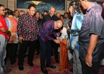 ABD. Gapar Lambak (tiga dari kiri) mengiringi Wan Rosdy Wan Ismail (tunduk, tengah) pada Majlis Makan Malam Sempena Mesyuarat Agung Tahunan PKMM Negeri Pahang Kali Ke-41 di Hotel Grand Darul Makmur di Kuantan, Pahang.
