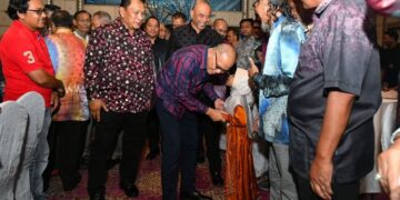 ABD. Gapar Lambak (tiga dari kiri) mengiringi Wan Rosdy Wan Ismail (tunduk, tengah) pada Majlis Makan Malam Sempena Mesyuarat Agung Tahunan PKMM Negeri Pahang Kali Ke-41 di Hotel Grand Darul Makmur di Kuantan, Pahang.