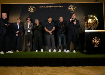 (DARI kiri) Presiden FIFA Gianni Infantino dan bekas pemain Itali Alessandro del Piero, Kaka, Roberto Baggio, Ronaldo dan Hristo Stoichkov bekas pemain Argentina Esteban Cambiasso bercakap di sebelah trofi Piala Dunia Kelab FIFA semasa sidang akhbar di Menara Trump di New York, hari ini. - AFP