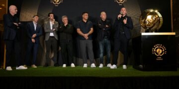 (DARI kiri) Presiden FIFA Gianni Infantino dan bekas pemain Itali Alessandro del Piero, Kaka, Roberto Baggio, Ronaldo dan Hristo Stoichkov bekas pemain Argentina Esteban Cambiasso bercakap di sebelah trofi Piala Dunia Kelab FIFA semasa sidang akhbar di Menara Trump di New York, hari ini. - AFP