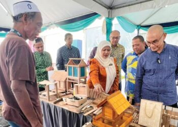 `AINU Sham Ramli memberi penerangan tentang produk usahawan kraf kepada Mohd. Shukri Ramli (kanan) dan Abu Bakar Hamzah (dua dari kanan) semasa sesi walkabout FKU 2025 di pekarangan Kraftangan Malaysia cawangan Perlis baru-baru ini. – UTUSAN/ASYRAF MUHAMMAD