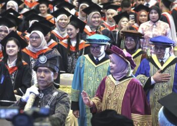 FADHLINA Sidek ketika hadir pada Istiadat Konvokesyen Ke-15 Institut Pendidikan Guru di Bangi Avenue Convention Centre (BACC), Bangi, semalam. - UTUSAN/AMIR KHALID