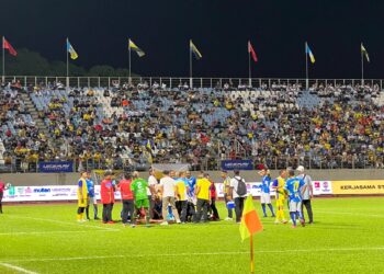 PENJAGA gol legenda Pulau Pinang, Firos Mohamed rebah ketika perlawanan empat penjuru Piala Dr Zambry Abd Kadir yang berlangsung di Stadium Majlis Perbandaran Manjung.