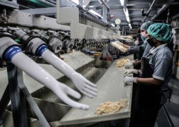 MALAYSIA tidak perlu bergantung kepada input luaran dalam industri getah kerana memiliki kelebihan dari peringkat huluan seperti ladang getah hingga ke peringkat hiliran iaitu produk siap.