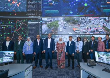 GOBIND Singh (lima dari kiri) bersama Datuk Seri Maimunah (tujuh dari kanan) ketika bergambar selepas mengadakan lawatan kerja rasmi di Pusat Arahan dan Kawalan Kuala Lumpur (KLCCC) di sini hari ini. - UTUSAN/SYAKIR RADIN