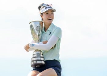 GRACE Kim memegang trofi selepas kemenangannya di lubang playoff pertama selepas pusingan akhir Kejohanan Evian di Kelab Golf Evian Resort, Evian-Les-Bains, Perancis, hari ini. - AFP