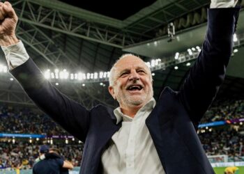 GRAHAM Arnold menggunakan pengalamannya membimbing Australia hingga ke pusingan 16 terbaik Piala Dunia 2022 untuk merealisasikan impian Iraq ke kejohanan berprestij itu tahun depan. - IHSAN IRAQ NATIONAL TEAM