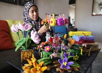 SITI Amira Pilus menunjukkan beberapa seni gubahan bunga menggunakan teknik kawat baldu yang dihasilkannya di rumah. 
– UTUSAN /NUR SHARIEZA ISMAIL
