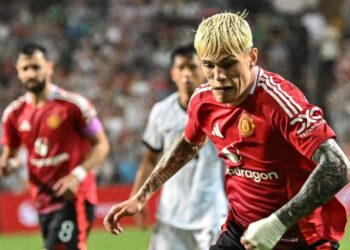 Alejandro Garnacho hanya boleh menyertai Chelsea sekiranya kelab itu berjaya menjual salah seorang pemainnya. - AFP