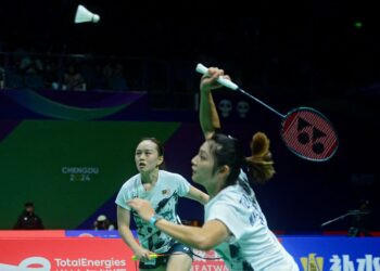 BEREGU Wanita negara, Go Pei Kee-Teoh Mei Xing mara ke suku akhir pada Kejohanan Badminton Terbuka China di Jiangsu, China, hari ini.-AFP