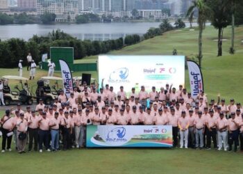 PARA peserta bergambar sebelum memulakan Kejohanan Golf Amal Klinik Waqaf An-Nur (KWAN) 2025 di The Mines Resort & Golf Country Club, Seri Kembangan, semalam.