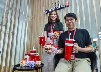 BILLY Koh (kanan) bersama Ketua Pegawai Kewangan, Tan Han Yin ketika ditemui di Menara SuezCap baru-baru ini. UTUSAN/SYAKIR RADIN