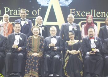 DATUK Seri Panglima Masidi Manjun (tengah) bersama para penerima Anugerah The International Business Review ASEAN (IBRAA) 2025
di Kota Kinabalu, Sabah baru-baru ini