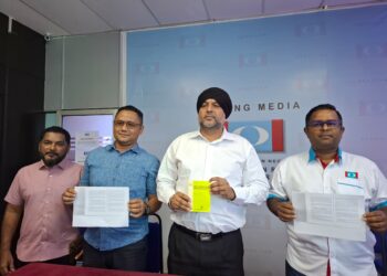 BALDIP Singh (dua dari kanan) bersama ketua cabang PKR Perak menunjukkan buku Perlembagaan Persekutuan pada sidang akhbar di Pejabat PKR Perak hari ini. - UTUSAN