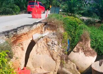 KEADAAN jalan ke Perumahan Kilang Felda Panching Utara di Kuantan, Pahang yang runtuh akibat mendapan tebing sehingga membahayakan pengguna sejak tiga bulan lalu.