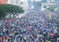 DATARAN Merdeka, Kuala Lumpur bertukar ‘Lautan Hitam’ apabila ribuan orang ramai membanjir lokasi itu untuk menyertai Himpunan Turun Anwar semalam.