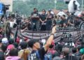 MAHATHIR Mohamad (tengah) berucap pada Himpunan Turun Anwar di Dataran Merdeka, Kuala Lumpur semalam.