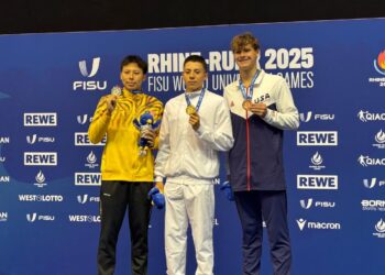 (DARI kiri) Khiew Hoe Yean dengan pingat peraknya bersama pemenang emas, Nikolai Kolesnikov serta Ryan Erisman dari Amerika Syarikat yang meraih gangsa pada acara renang 400 meter gaya bebas lelaki pada Sukan Universiti Dunia (WUG) 2025 di Berlin, Jerman. - IHSAN SUKAN IPT