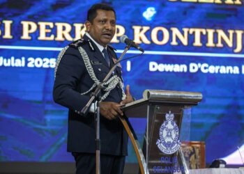 HUSSEIN Omar Khan berucap pada Majlis Serah Terima Tugas Ketua Polis Selangor di IPK Selangor di Shah Alam, Selangor, semalam. - UTUSAN / ISKANDAR ISHAK