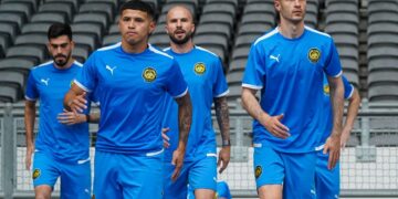 Tiga pemain warisan, Jon Irazabal (kanan), Imanol Machuca (dua dari kiri) dan Joao Figueiredo (dua dari kanan) antara yang terbaharu membarisi skuad Harimau Malaya. - UTUSAN/ISKANDAR ISHAK