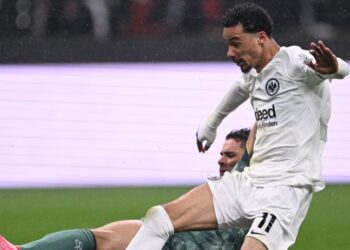Hugo Ekitike (kanan) akan tamil bersama pasukannya baharunya, Liverpool dalam musim ini selepas melengkapkan perpindahan bernilai RM453 juta. - AFP