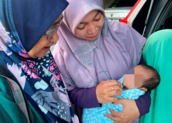 NURUL Asma’ Wahap (tengah) bersama bayi berusia sebulan yang disusui selama dua minggu baru-baru ini.