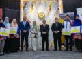 SAARANI Mohamad (tengah) bersama lima penyelidik UPSI yang menerima Geran Pembangunan Kandungan Ekonomi Penjagaan di Ipoh hari ini. - UTUSAN