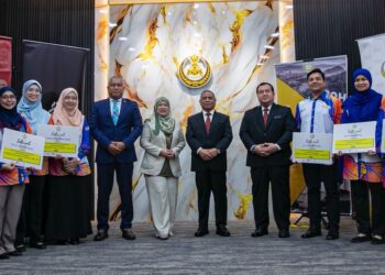SAARANI Mohamad (tengah) bersama lima penyelidik UPSI yang menerima Geran Pembangunan Kandungan Ekonomi Penjagaan di Ipoh hari ini. - UTUSAN