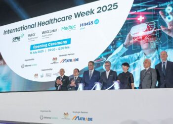 TENGKU Zafrul Tengku Abdul Aziz (empat dari kiri) bersama Presiden dan Ketua Pegawai Eksekutif Informa Markets in Asia, Margaret Ma Connolly (tiga dari kanan) pada majlis perasmian IHW 2025 di Pusat Dagangan dan Pameran Antarabangsa (MITEC) di sini. - UTUSAN/AMIR KHALID