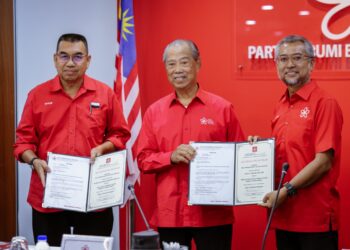 JASRI Jamaluddin (kanan) menyatakan sokongan tidak berbelah bahagi Bersatu Bahagian Maran kepada Muhyiddin Yassin (tengah) selaku Presiden parti tersebut.