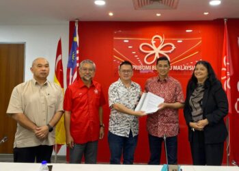 KEMASUKAN Harvinder Kaur (kanan) dan Leong Kim Soon (tiga dari kanan) ke dalam Parti Pribumi Bersatu Malaysia (Bersatu) menjadi suntikan moral kepada Badan Pimpinan Bersatu Pahang menjelang PRU16 akan datang.