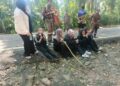 ANGGOTA bomba dari BBP Telok Kemang dan BBP Masjid Tanah membantu menurunkan enam wanita yang sesat semasa mendaki di Tanjung Tuan, Alor Gajah, Melaka.