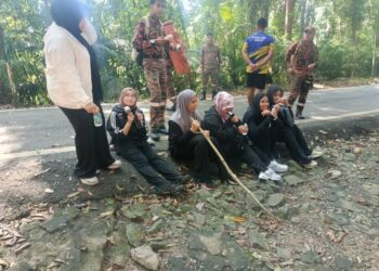 ANGGOTA bomba dari BBP Telok Kemang dan BBP Masjid Tanah membantu menurunkan enam wanita yang sesat semasa mendaki di Tanjung Tuan, Alor Gajah, Melaka.