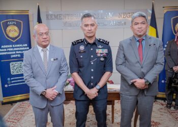 MOHD. Suhaily Mohd. Zain ketika melapor diri hari pertama sebagai Ketua Pengarah AKPS di Kompleks Setia Perkasa, Kementerian Dalam Negeri (KDN) Putrajaya. - UTUSAN/FAIZ ALIF ZUBIR