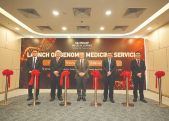 [Dari kiri] Dr. Seow Vei Ken, Ketua Pegawai Eksekutif, Pusat Perubatan Sunway, Bandar Sunway (SMC); Profesor Dr Thong Meow Keong, Pakar Perunding Pelawat Genetik Klinikal SMC; Dato’ Lau Beng Long, Presiden Kumpulan Penjagaan Kesihatan Sunway (SHG); Dr Khoo Chow Huat, Pengarah Urusan Operasi Hospital dan Penjagaan Kesihatan SHG; dan Dr Low Kwai Siong, Pengarah Perubatan, SMC; merasmikan pelancaran Perkhidmatan Perubatan Genomik dengan upacara memotong riben di Pusat Perubatan Sunway, Bandar Sunway (SMC).